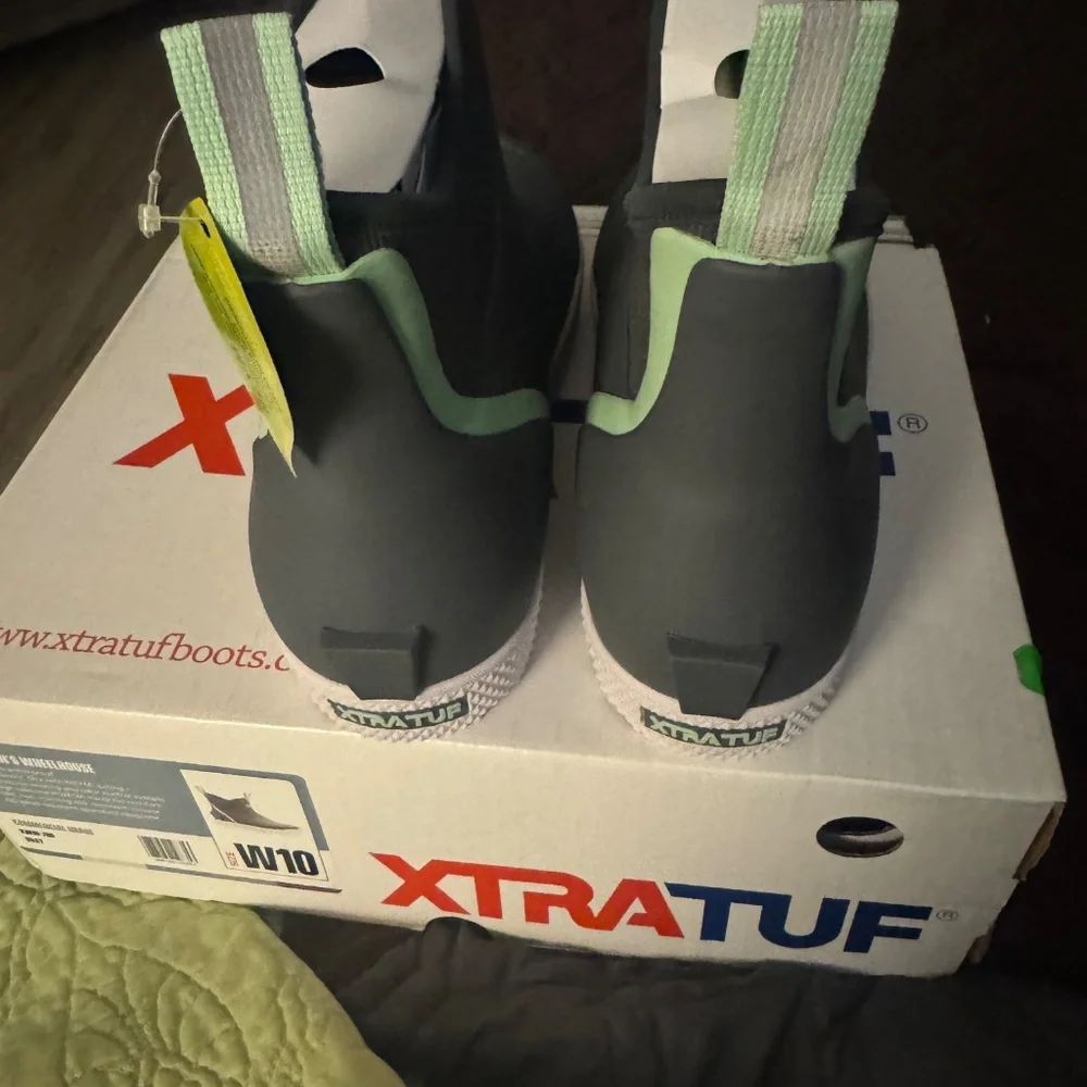 XtraTuf Women’s size 10
